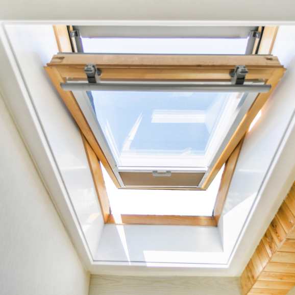 Velux en bois sur mesure pour toit en pente